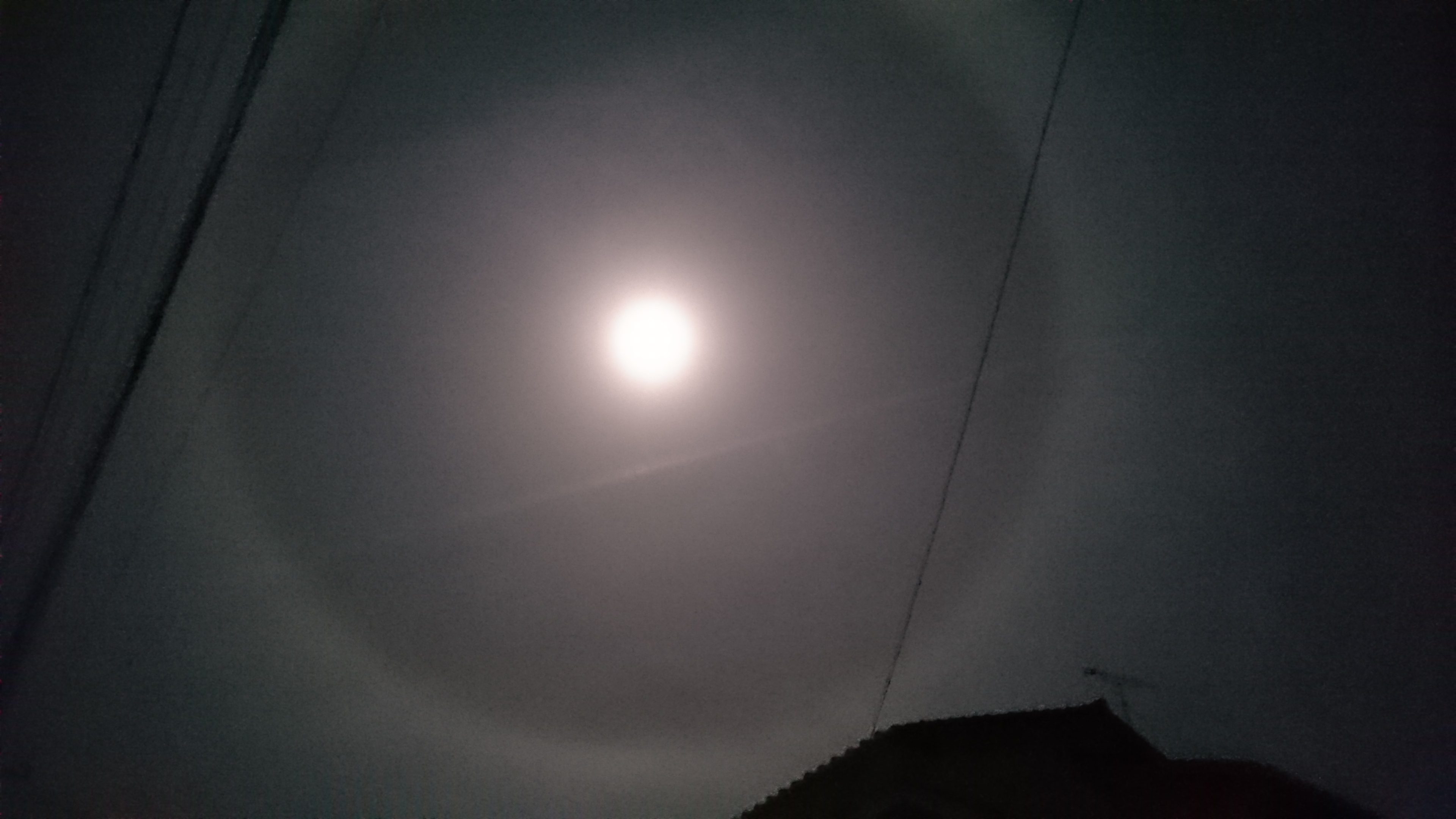 月のまわりの光の輪～神秘的